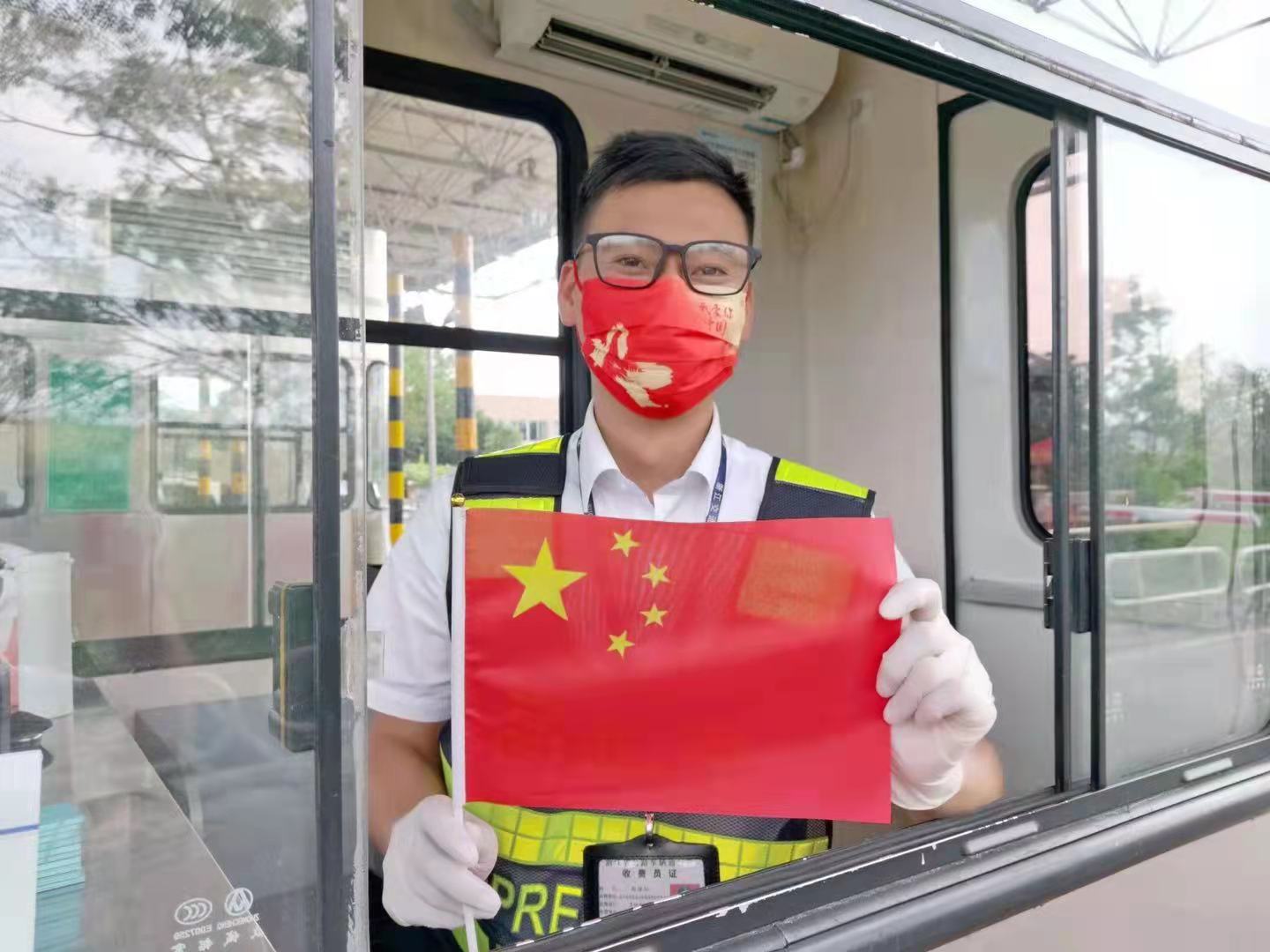 1633677447575643.jpg 國慶我在崗照片2張亮拍攝.jpg