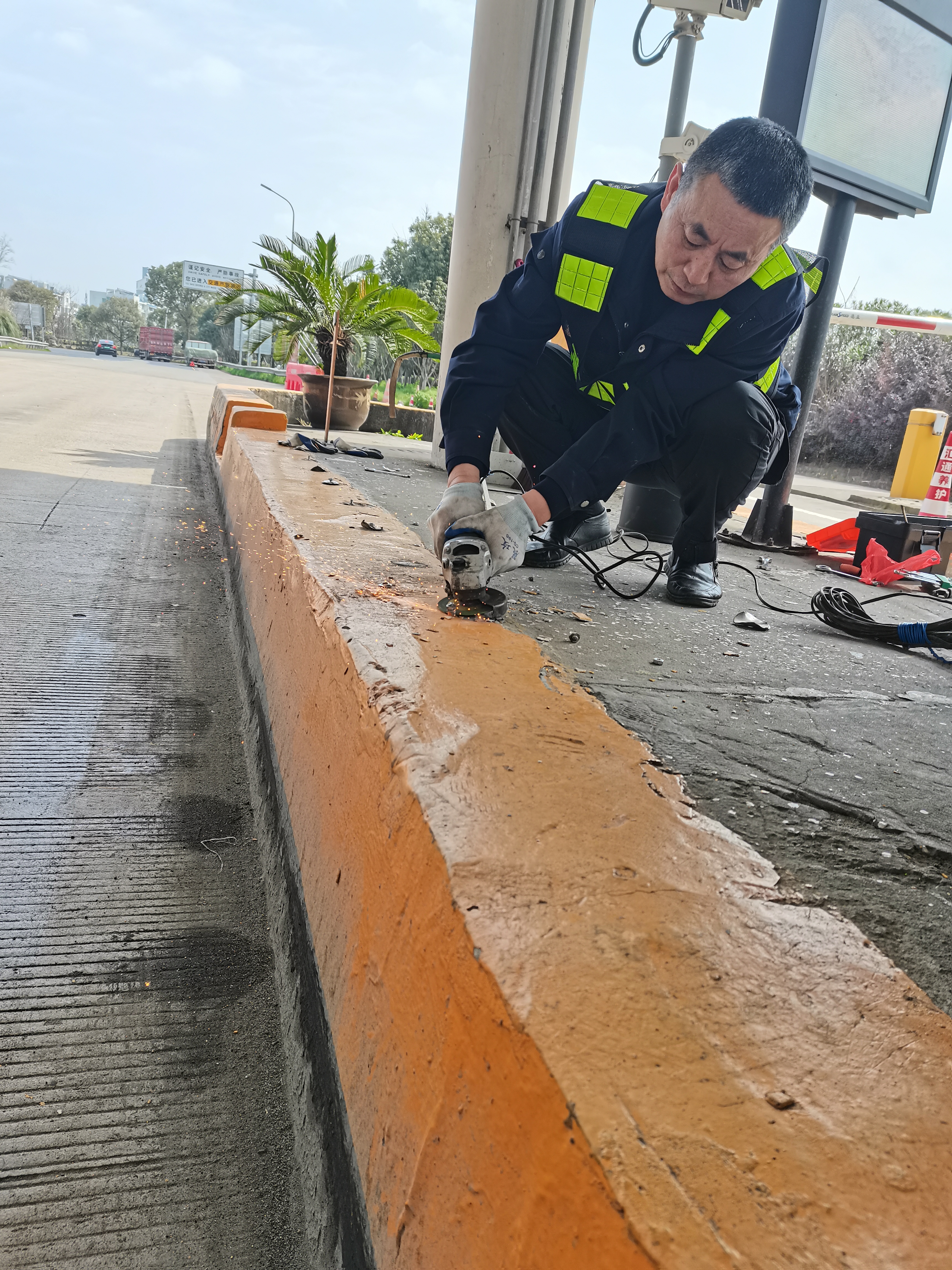 1652067212651686.jpg 張鵬在處理裸露螺絲.jpg