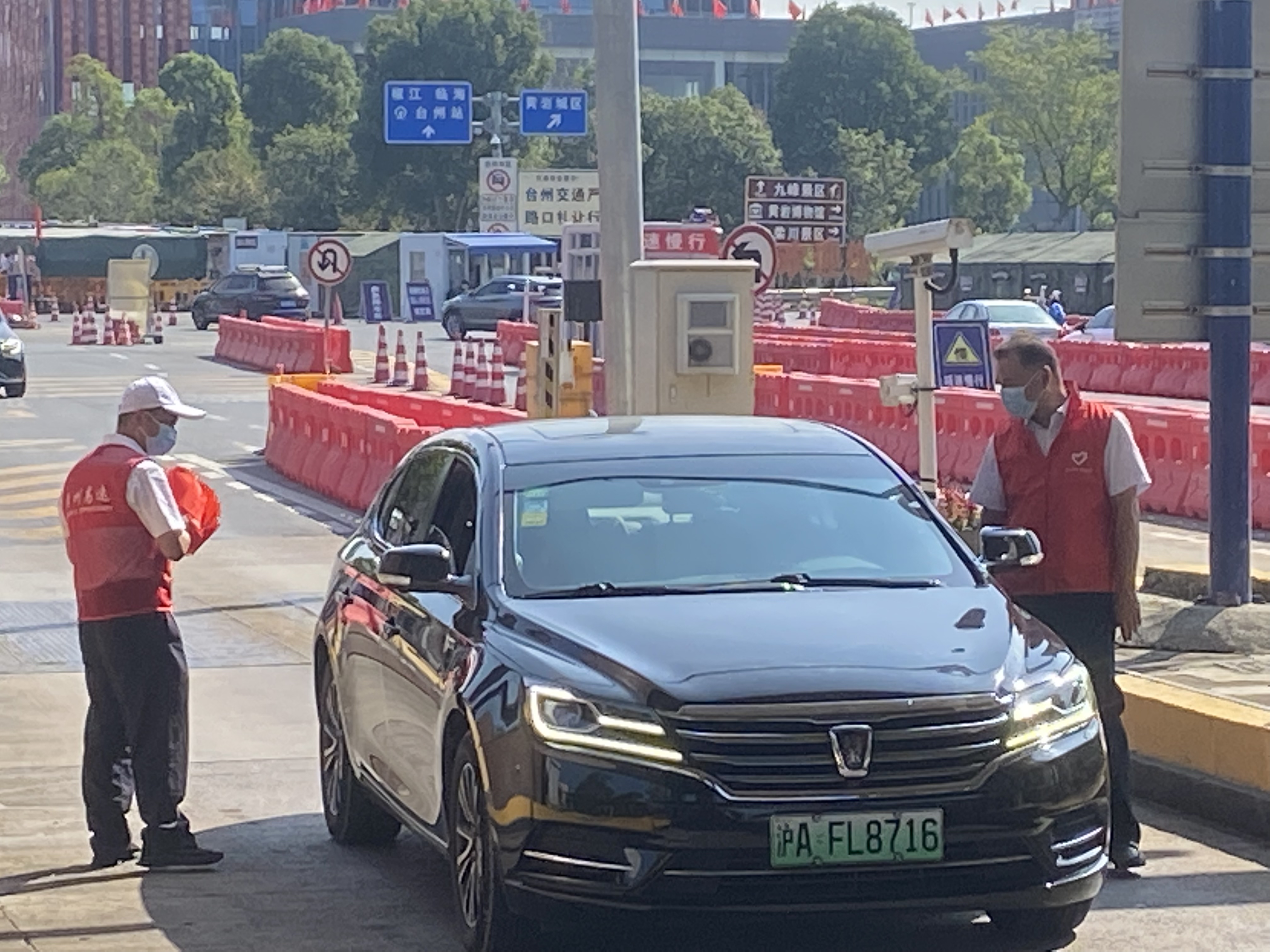 1665389651914499.jpg 志愿者分發(fā)小紅旗并宣傳林玲攝1.jpg