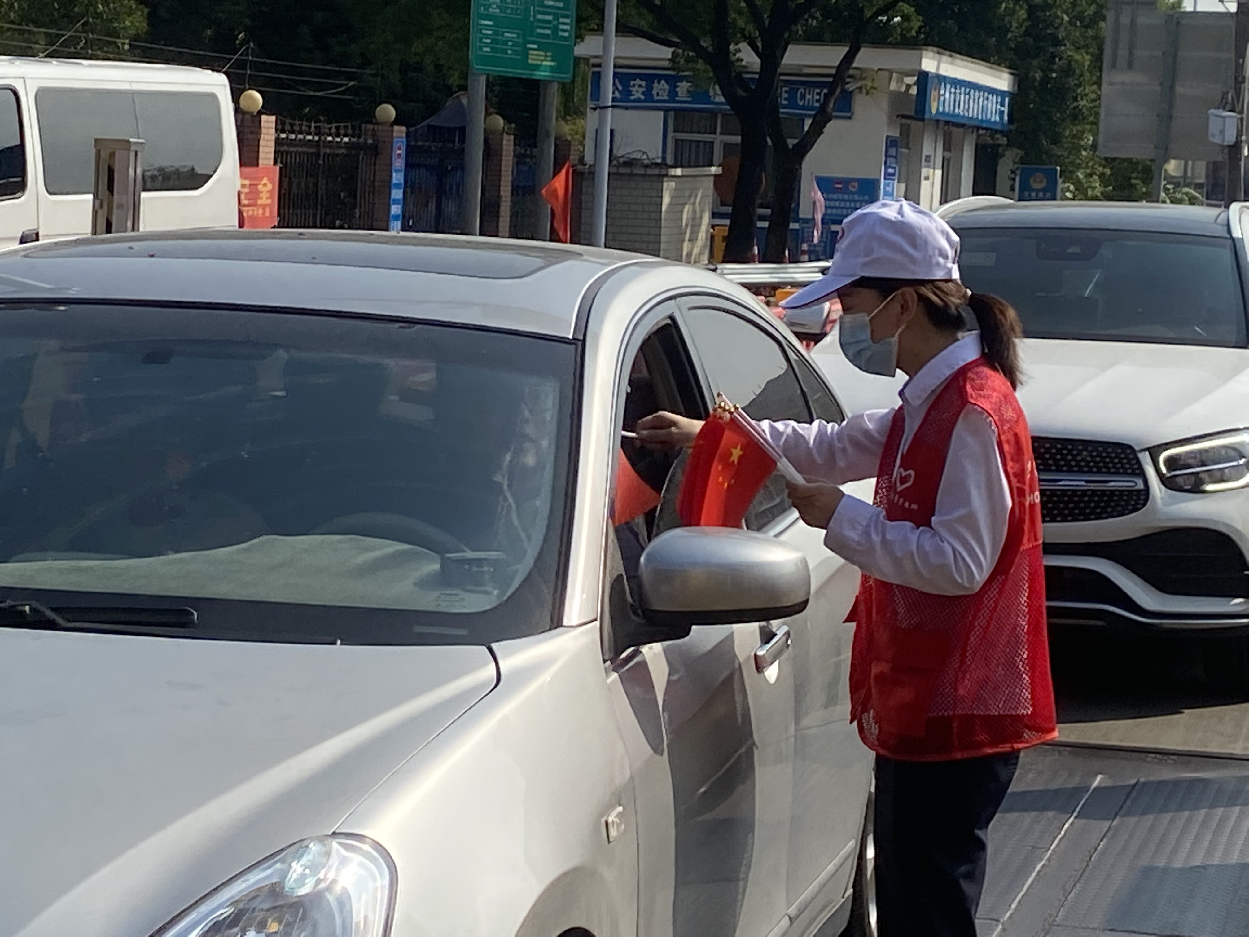 1665389692395867.jpg 志愿者分發(fā)小紅旗并宣傳林玲攝.jpg