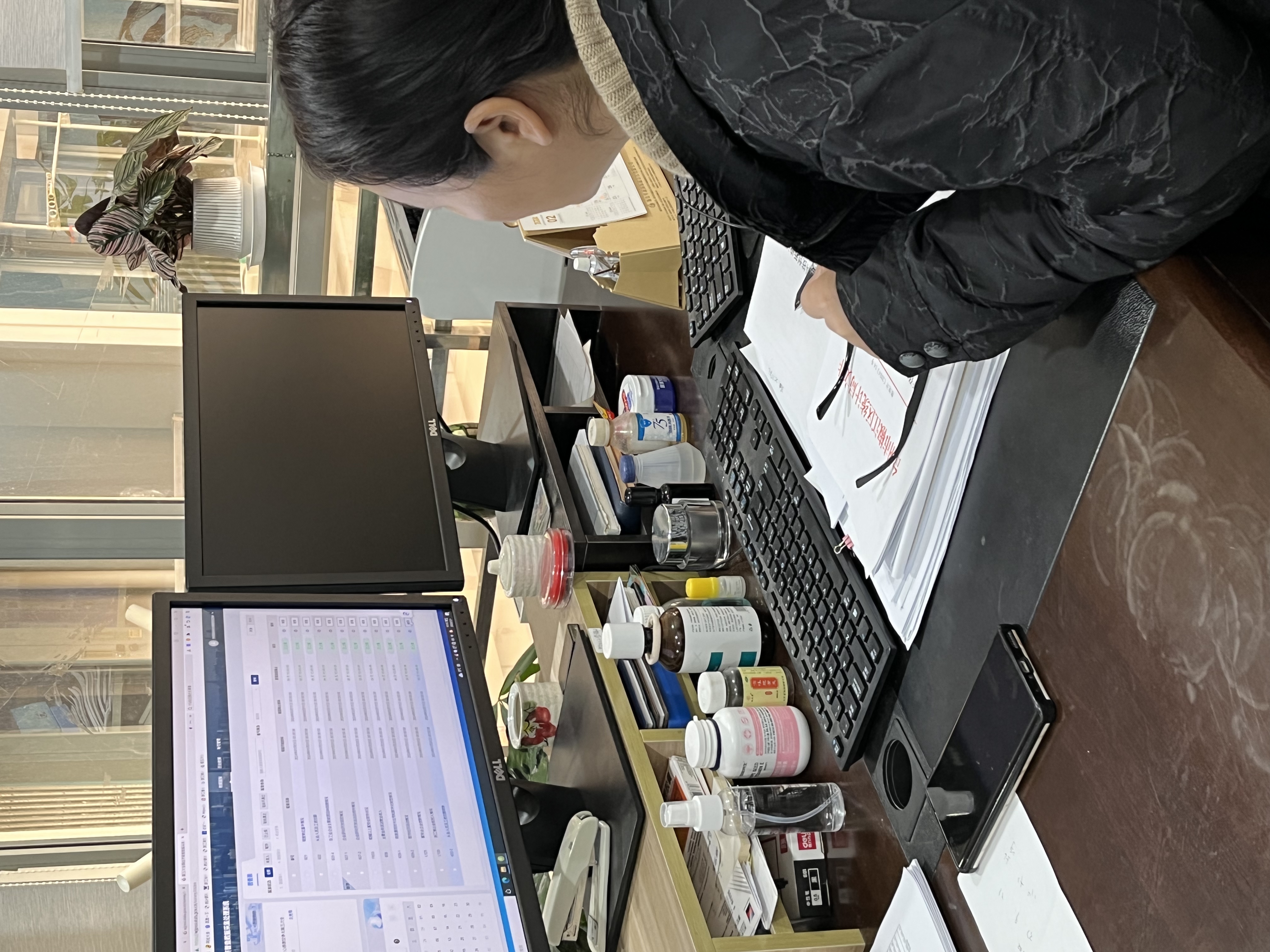 1709276879273195.jpg 工作人員在填報五經(jīng)普數(shù)據(jù)2.jpg